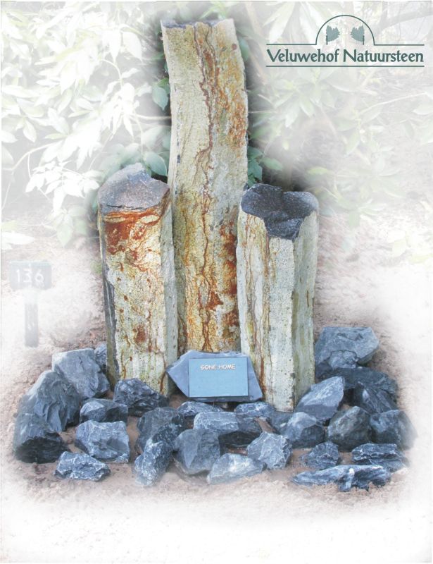 R63 – Basalt pilaren met bronzen tekstplaat