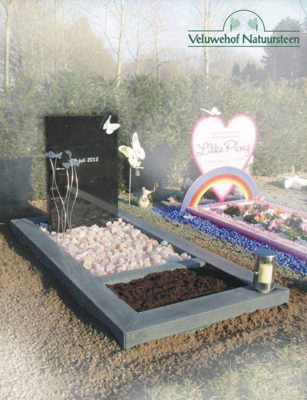 K15 – Kindergrafsteen vlinder en harten