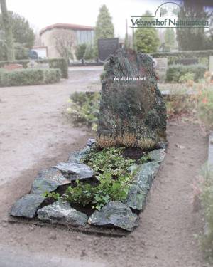 Ruwe grafsteen met flagstones omranding
