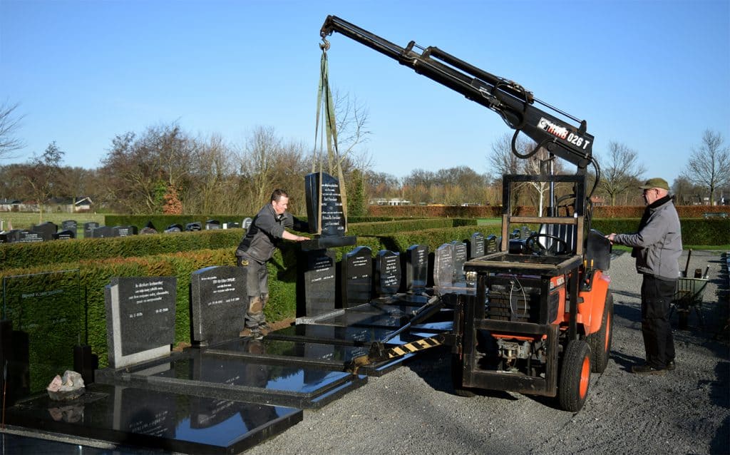 Plaatsen grafsteen Letterplaat