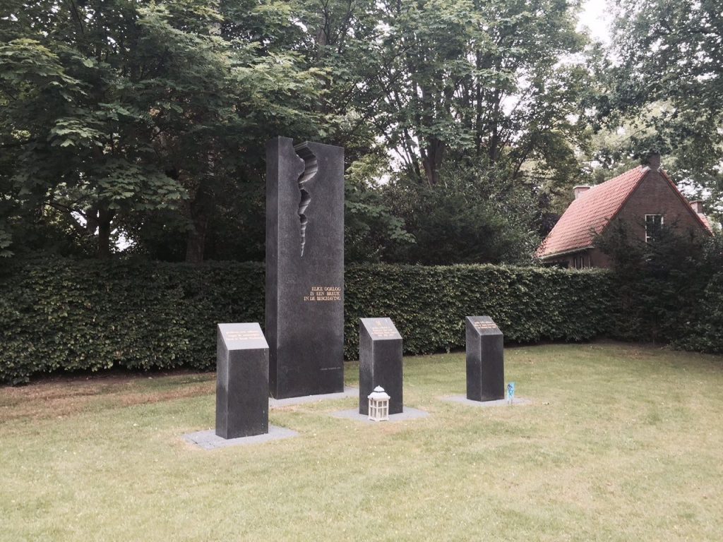 Oorlogsmonument op begraafplaats Barneveld