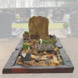 Versteend hout grafmonument