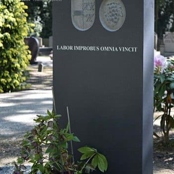 Monument van gezoet zwart graniet met beeldhouwwerk