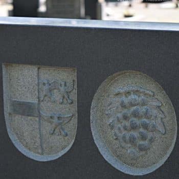 Monument van gezoet zwart graniet met beeldhouwwerk