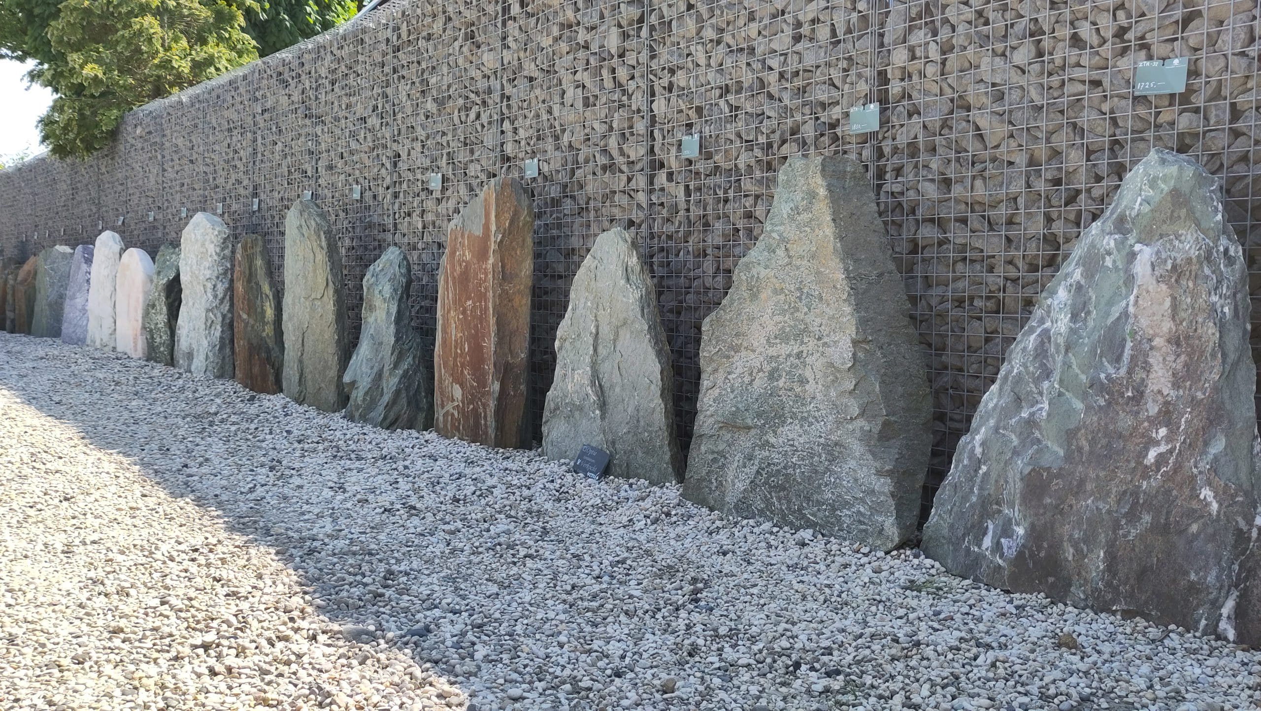 Opstelling met ruwe grafstenen bij de Veluwehof