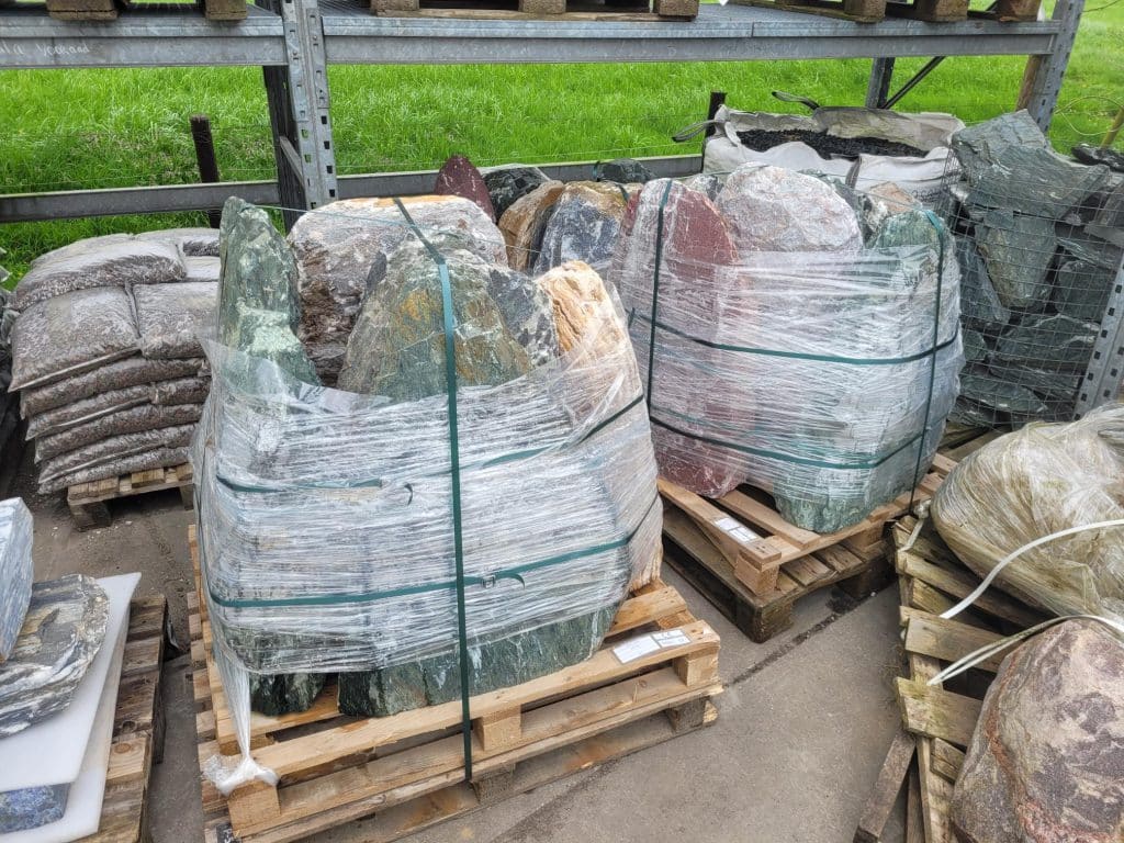 Nieuwe selectie met ruwe grafstenen